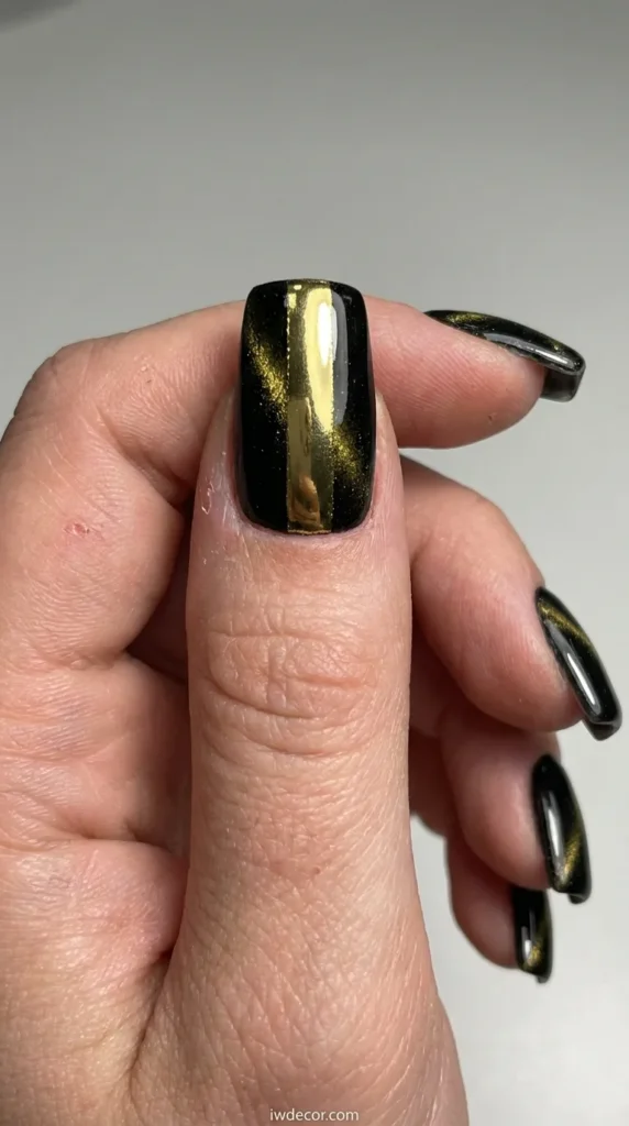Cat Eye with Chrome Powder